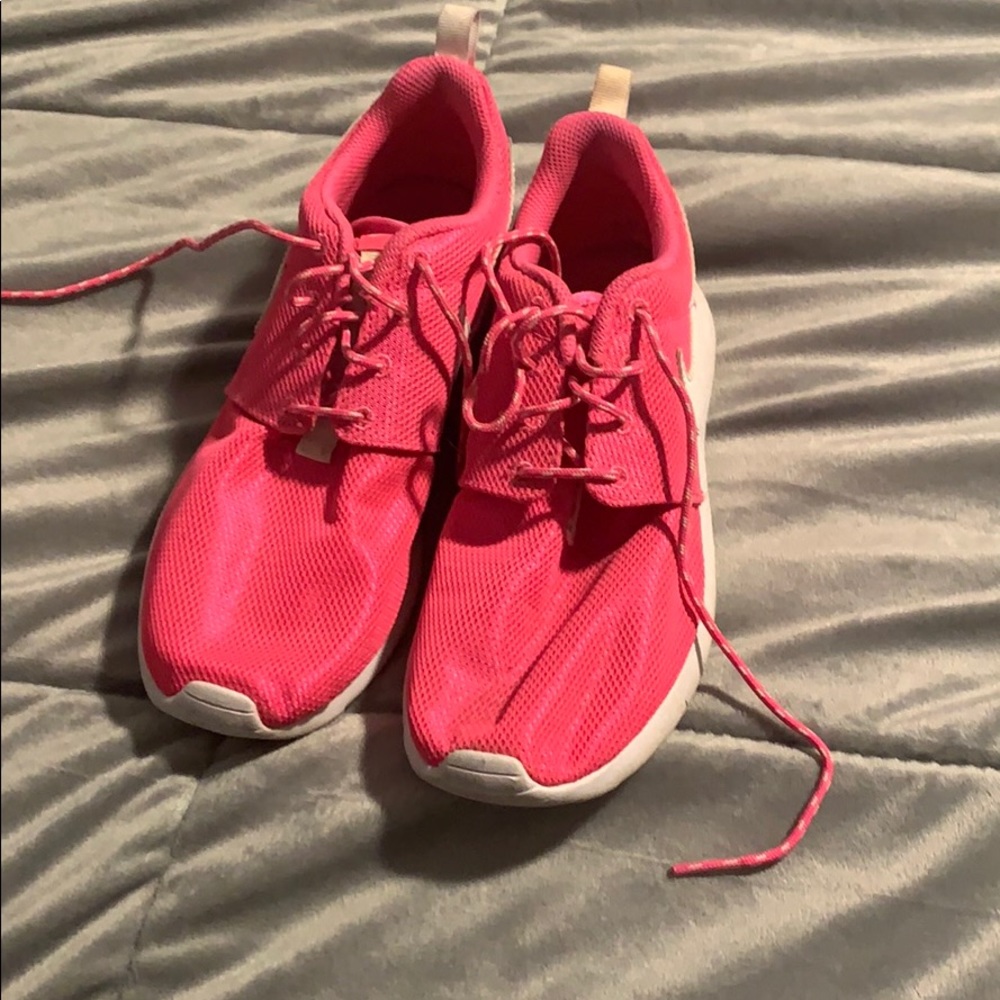 Pink Nike Roches